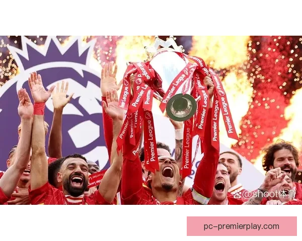 凯尔凯兹展示萨拉赫闪耀奖杯合集